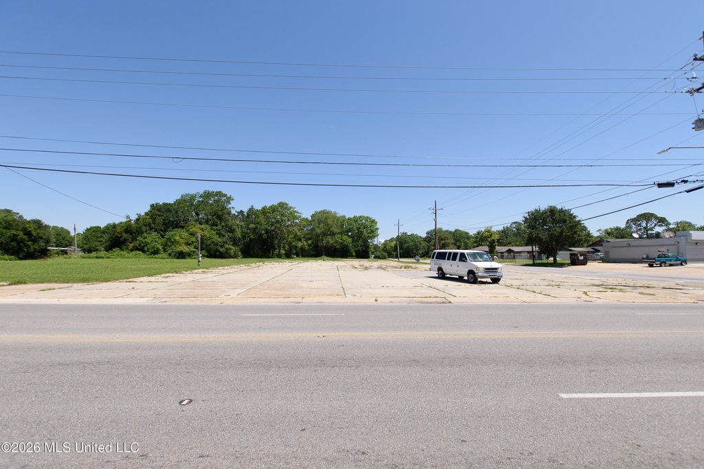 2003 E Chicot Street, Pascagoula, MS 39581