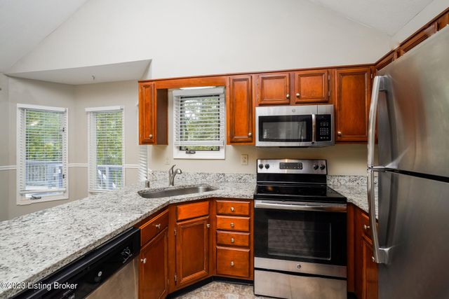 10710 Hickory Cove Ct, Louisville, KY 40241