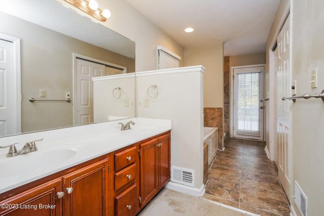 10710 Hickory Cove Ct, Louisville, KY 40241