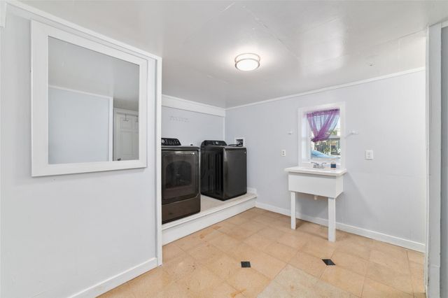196 Barracuda Street, Bayou Vista, TX 77563