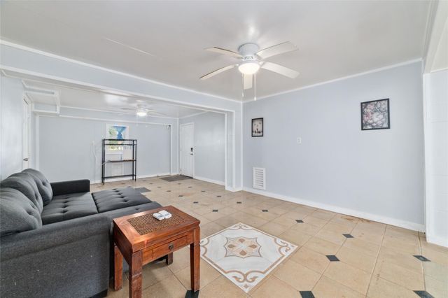 196 Barracuda Street, Bayou Vista, TX 77563