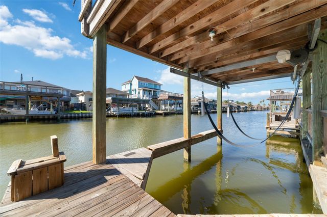 196 Barracuda Street, Bayou Vista, TX 77563