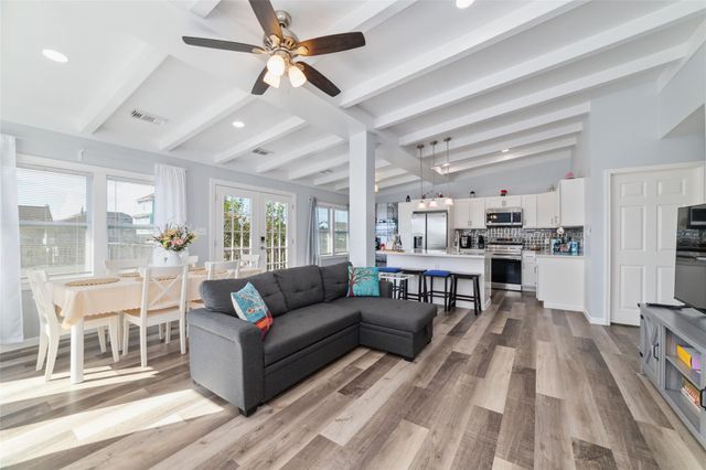 196 Barracuda Street, Bayou Vista, TX 77563