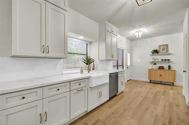 55 Sweetleaf Ct, Lake Jackson, TX 77566