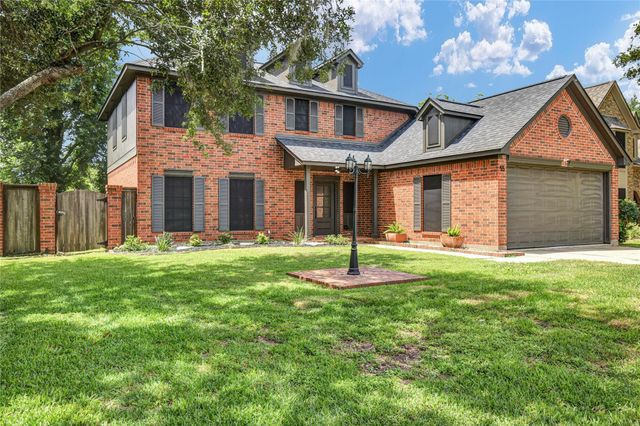 55 Sweetleaf Ct, Lake Jackson, TX 77566