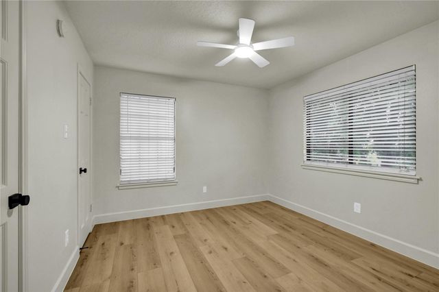 55 Sweetleaf Ct, Lake Jackson, TX 77566
