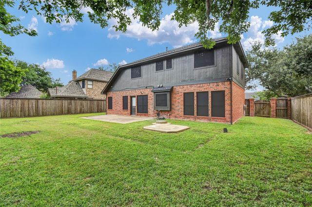 55 Sweetleaf Ct, Lake Jackson, TX 77566