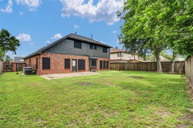 55 Sweetleaf Ct, Lake Jackson, TX 77566