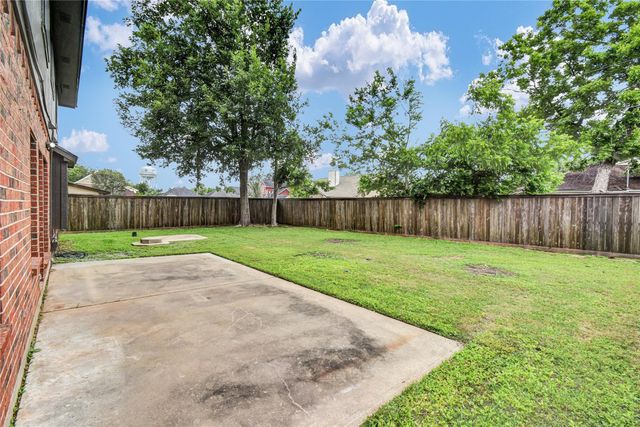 55 Sweetleaf Ct, Lake Jackson, TX 77566