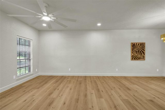 55 Sweetleaf Ct, Lake Jackson, TX 77566