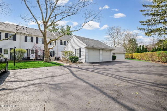 19 Olde Orchard Drive, Perrysburg, OH 43551