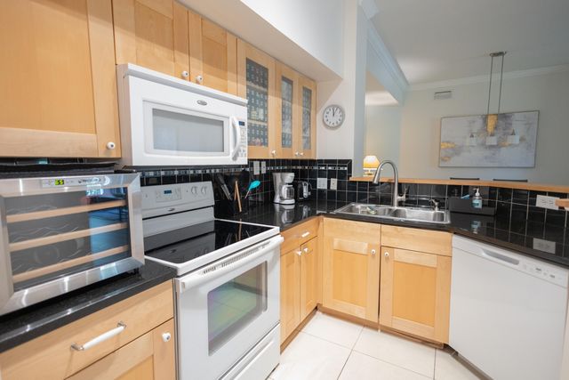 11790 SAINT ANDREWS Place 303, Wellington, FL 33414