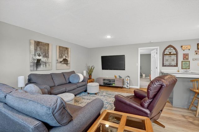 1819 3rd St SW, Waverly, IA 50677