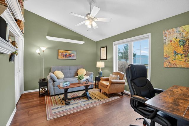 1819 3rd St SW, Waverly, IA 50677