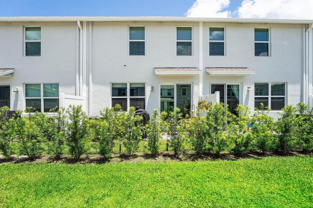 5739 SE Edgewater Circle, Stuart, FL 34997
