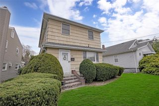 32 Elizabeth Street, Farmingdale, NY 11735
