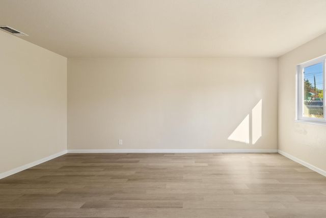 1106 Circuit Dr, Roseville, CA 95678