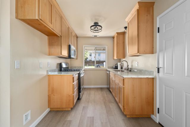 1106 Circuit Dr, Roseville, CA 95678