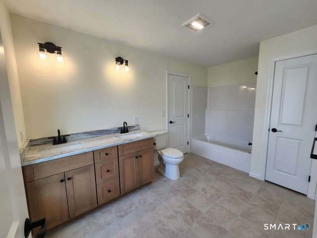 102 Mulholland Way 52, North Haven, CT 06473