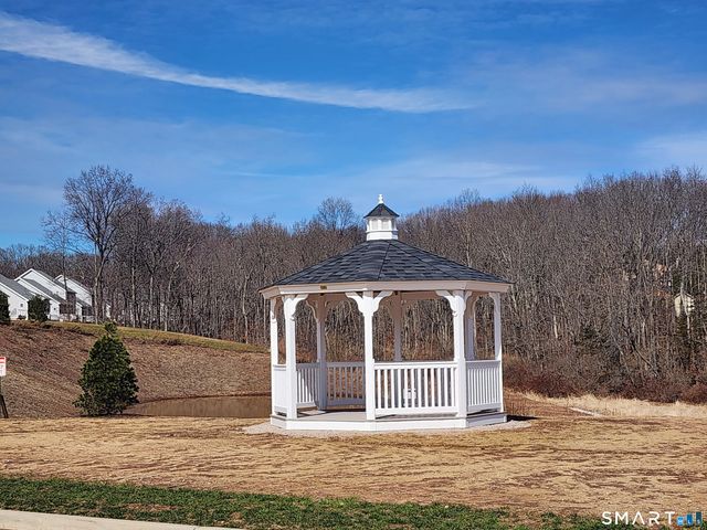 102 Mulholland Way 52, North Haven, CT 06473