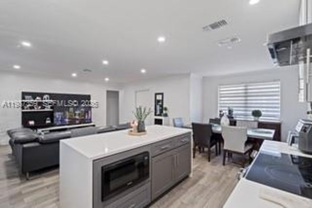 8461 NW 16th St 8461, Pembroke Pines, FL 33024