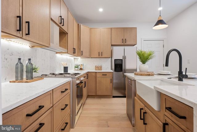240 W EARLHAM TER, Philadelphia, PA 19144
