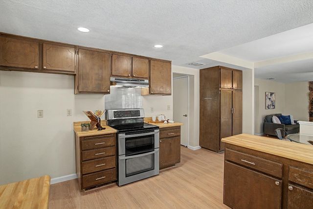 6 Lacota Ct, Sacramento, CA 95823