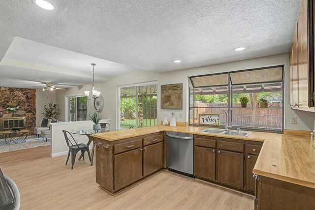 6 Lacota Ct, Sacramento, CA 95823