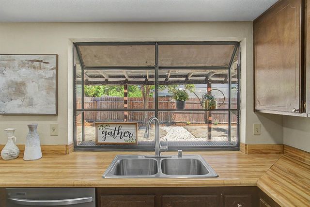 6 Lacota Ct, Sacramento, CA 95823
