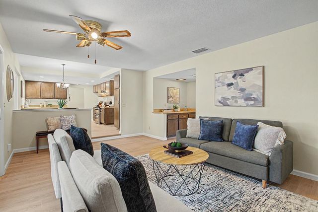 6 Lacota Ct, Sacramento, CA 95823