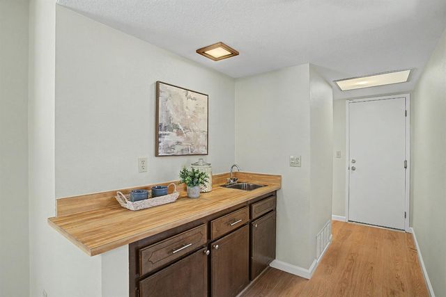 6 Lacota Ct, Sacramento, CA 95823