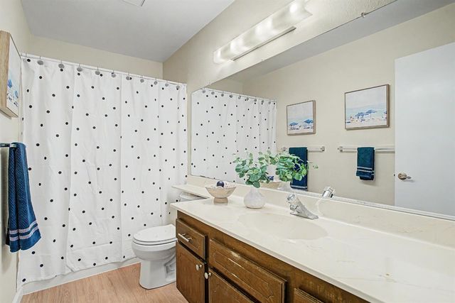 6 Lacota Ct, Sacramento, CA 95823