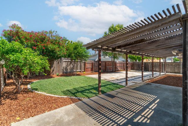 6 Lacota Ct, Sacramento, CA 95823