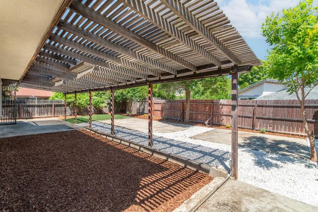 6 Lacota Ct, Sacramento, CA 95823