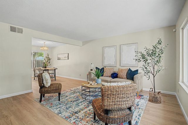 6 Lacota Ct, Sacramento, CA 95823