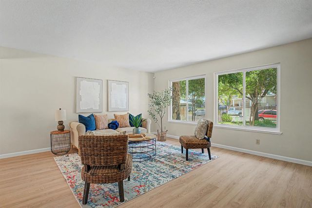 6 Lacota Ct, Sacramento, CA 95823