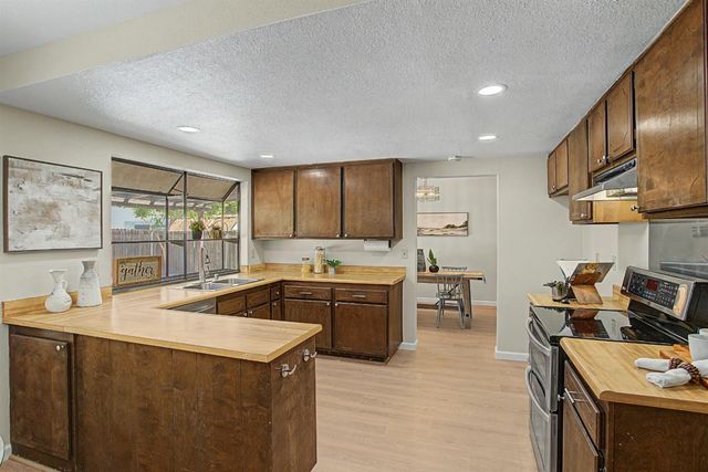 6 Lacota Ct, Sacramento, CA 95823