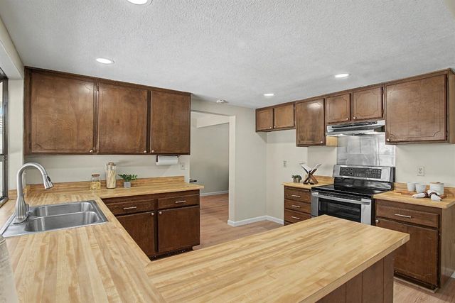 6 Lacota Ct, Sacramento, CA 95823