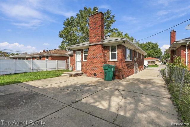 17716 Veronica Avenue, Eastpointe, MI 48021