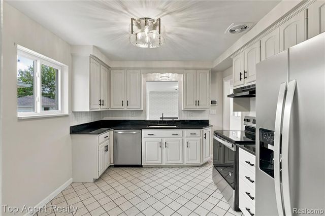 17716 Veronica Avenue, Eastpointe, MI 48021