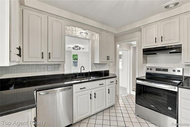 17716 Veronica Avenue, Eastpointe, MI 48021