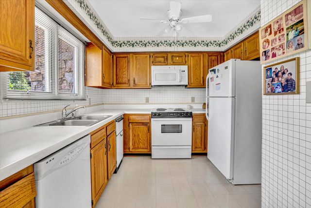 3253 Londonderry LN, Roanoke, VA 24018