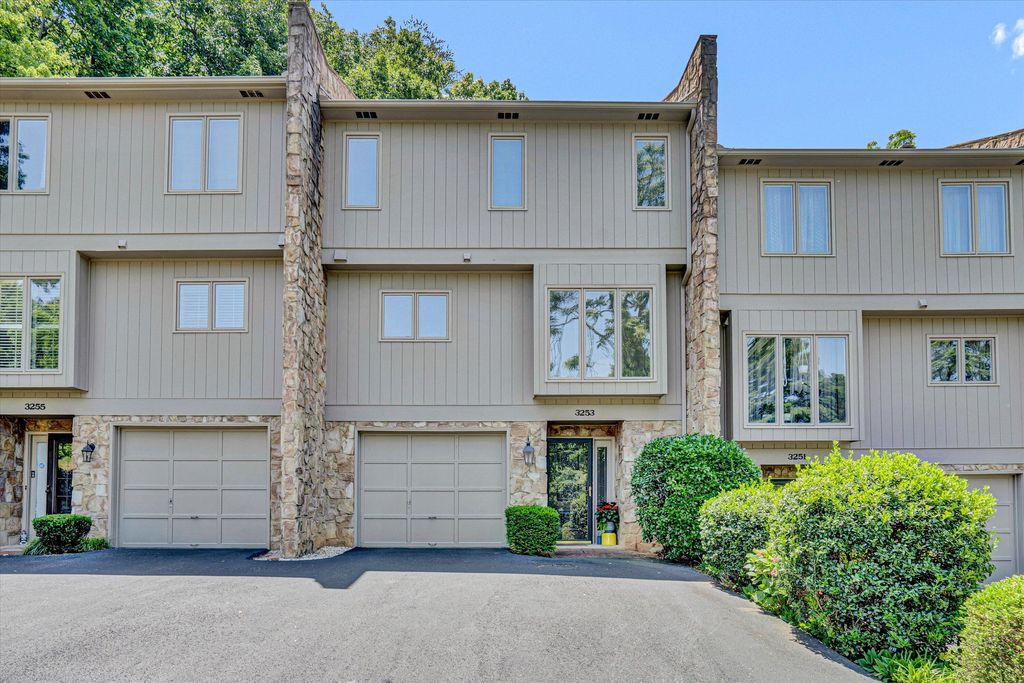 3253 Londonderry LN, Roanoke, VA 24018