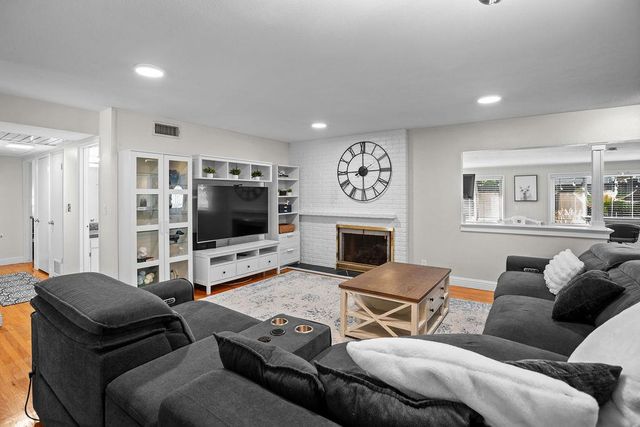 5221 Elbert Way, Sacramento, CA 95842