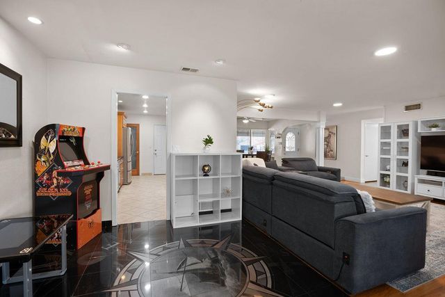 5221 Elbert Way, Sacramento, CA 95842