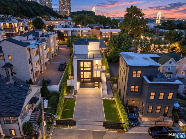 13 Lasher Lane, Edgewater, NJ 07020