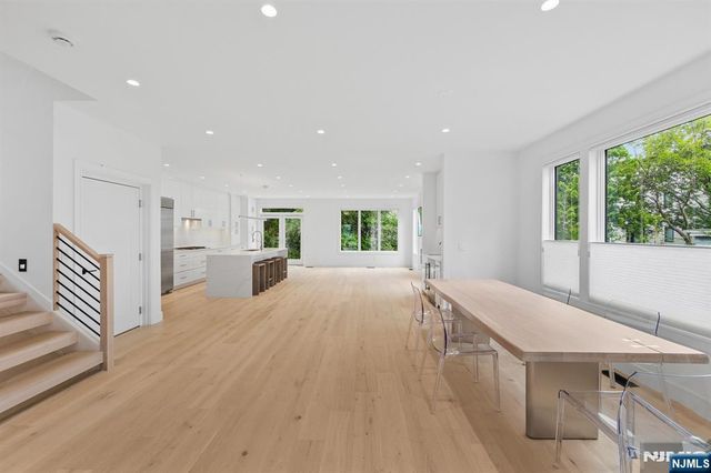13 Lasher Lane, Edgewater, NJ 07020