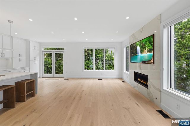 13 Lasher Lane, Edgewater, NJ 07020