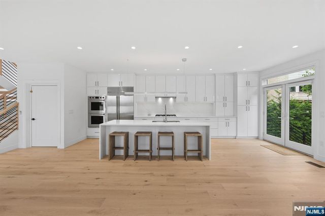 13 Lasher Lane, Edgewater, NJ 07020