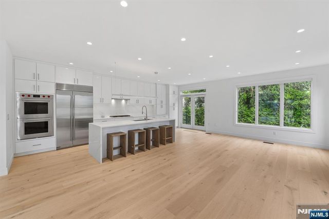 13 Lasher Lane, Edgewater, NJ 07020